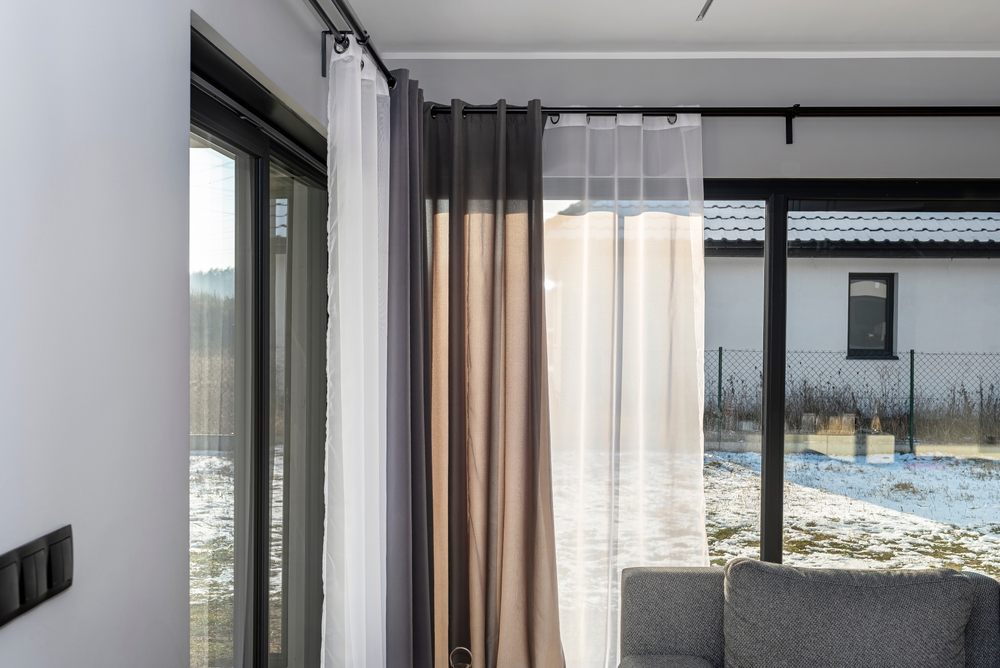 A,Modern,And,Simple,Living,Room,In,The,House,With Podwójne karnisze