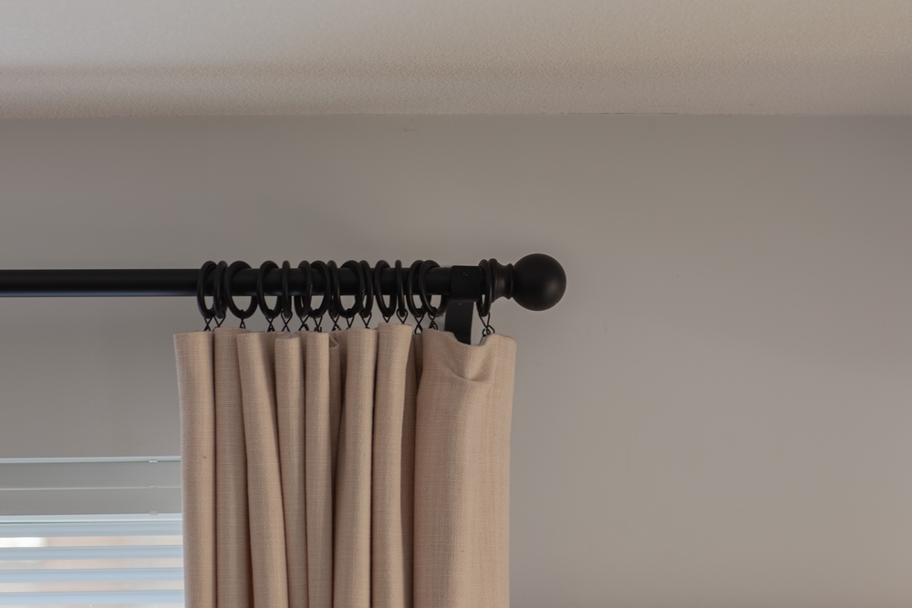 Black,Curtain,Rod,For,Window,Curtains,,With,Beige,Or,Brown Karnisz pojedynczy