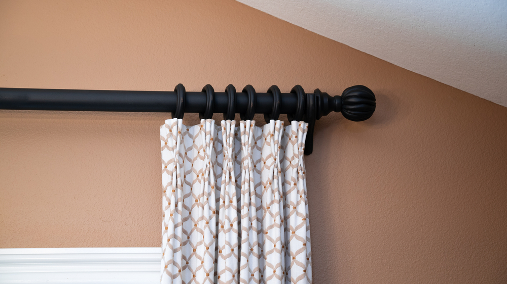 Curtains,,Drapes,,Rods,,And,Interior,Decor Pojedynczy karnisz<br />