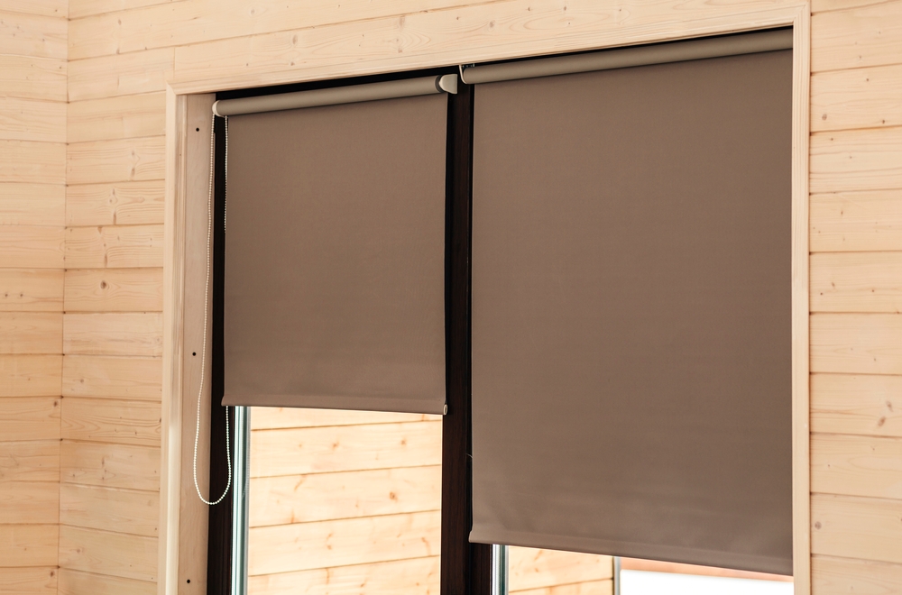Roller,Blinds,On,Window,On,Wooden,Wall.,Modern,Sunproof,Blinds Wolnowiszące rolety
